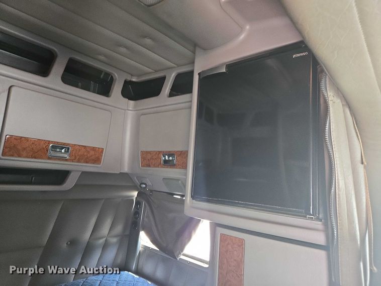 image for item DW7035 2005 Peterbilt  379 semi truck