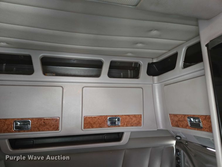 image for item DW7035 2005 Peterbilt  379 semi truck