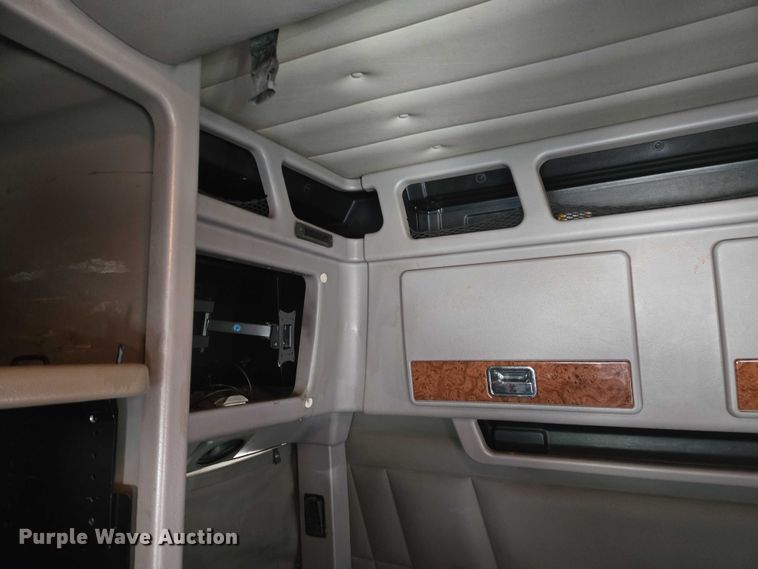 image for item DW7035 2005 Peterbilt  379 semi truck