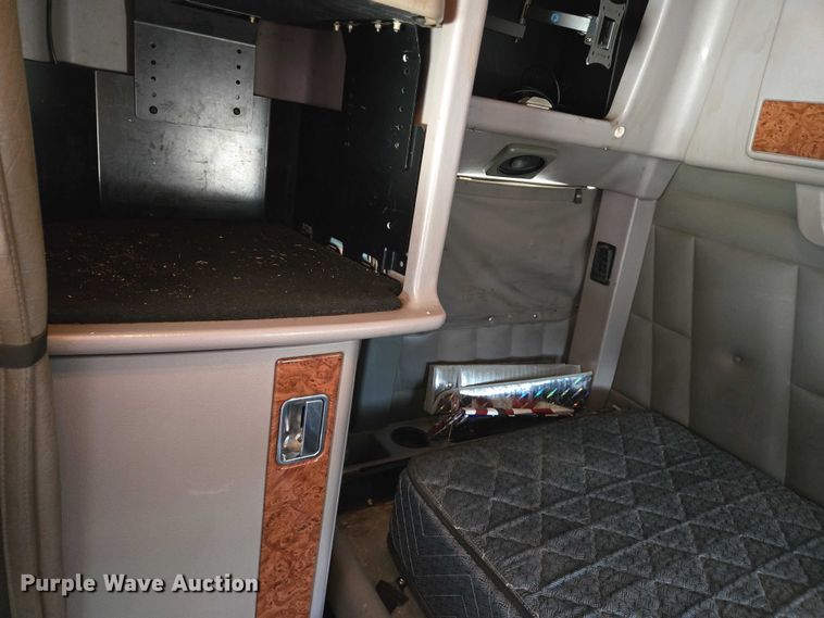 image for item DW7035 2005 Peterbilt  379 semi truck