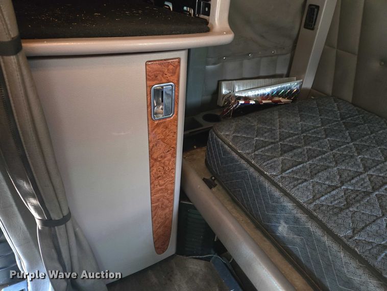 image for item DW7035 2005 Peterbilt  379 semi truck