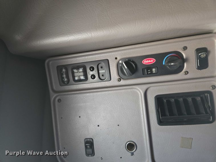 image for item DW7035 2005 Peterbilt  379 semi truck