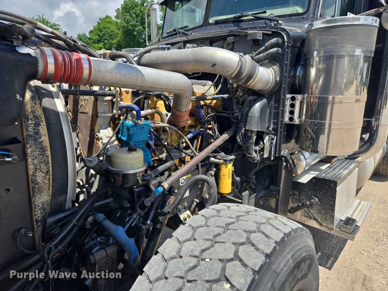 image for item DW7035 2005 Peterbilt  379 semi truck