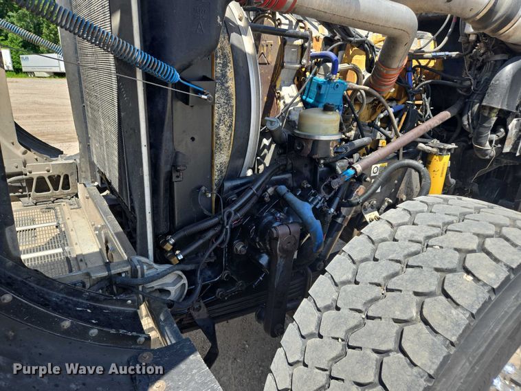 image for item DW7035 2005 Peterbilt  379 semi truck