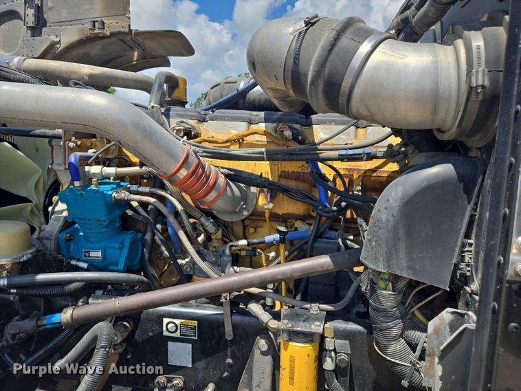 image for item DW7035 2005 Peterbilt  379 semi truck