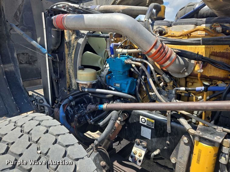 image for item DW7035 2005 Peterbilt  379 semi truck