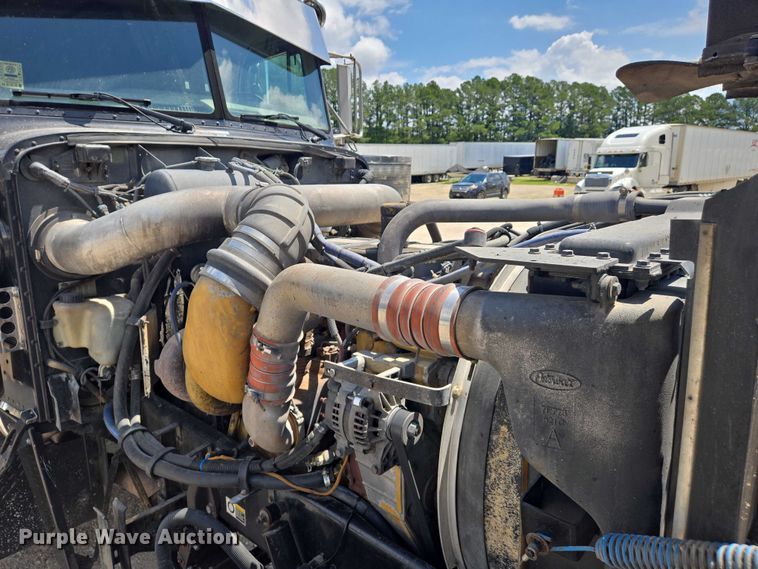image for item DW7035 2005 Peterbilt  379 semi truck
