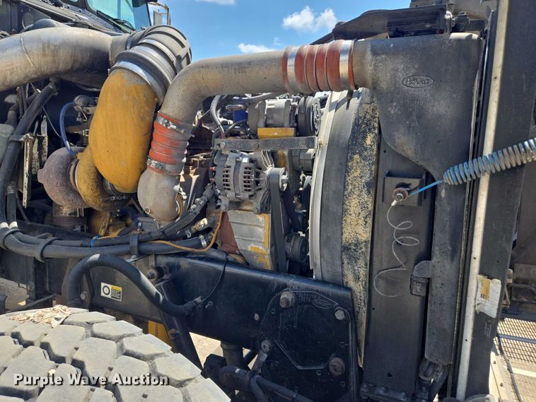 image for item DW7035 2005 Peterbilt  379 semi truck