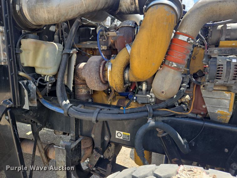 image for item DW7035 2005 Peterbilt  379 semi truck