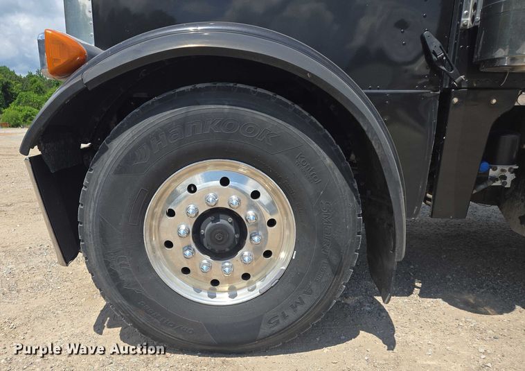 image for item DW7035 2005 Peterbilt  379 semi truck