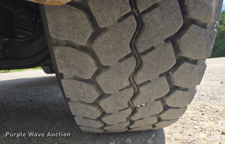 image for item DW7035 2005 Peterbilt  379 semi truck