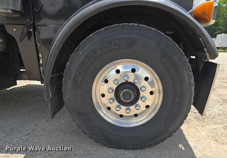 image for item DW7035 2005 Peterbilt  379 semi truck