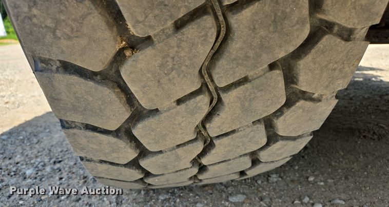 image for item DW7035 2005 Peterbilt  379 semi truck