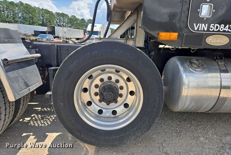 image for item DW7035 2005 Peterbilt  379 semi truck