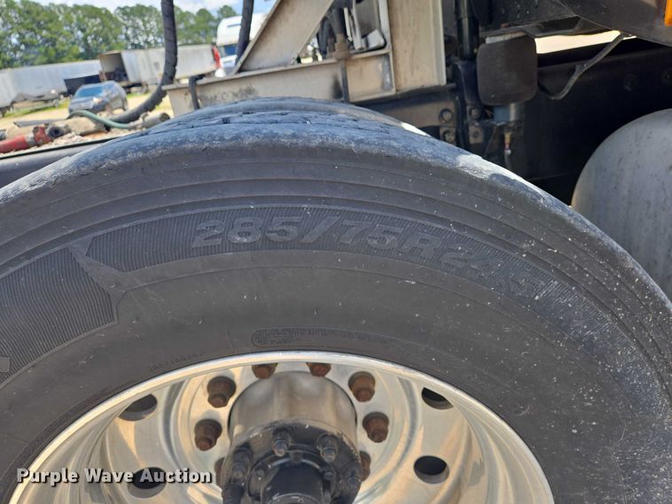 image for item DW7035 2005 Peterbilt  379 semi truck