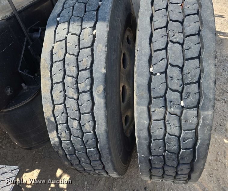 image for item DW7035 2005 Peterbilt  379 semi truck