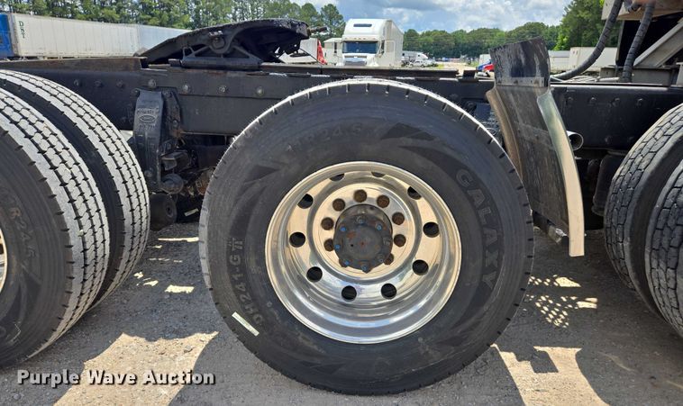 image for item DW7035 2005 Peterbilt  379 semi truck