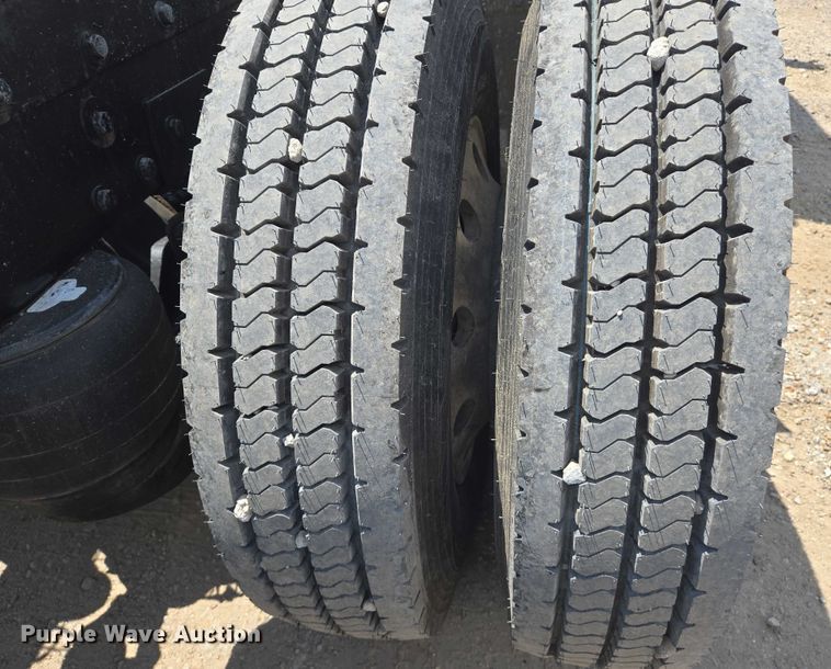 image for item DW7035 2005 Peterbilt  379 semi truck