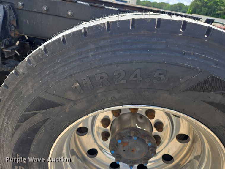 image for item DW7035 2005 Peterbilt  379 semi truck