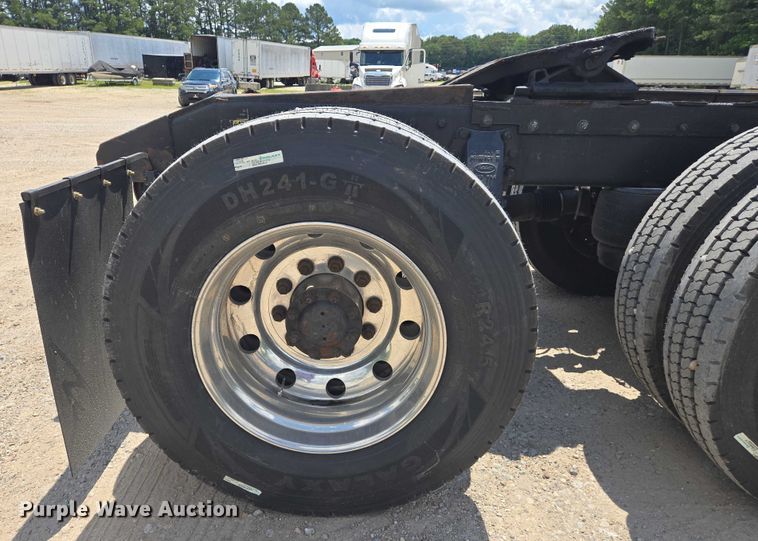 image for item DW7035 2005 Peterbilt  379 semi truck