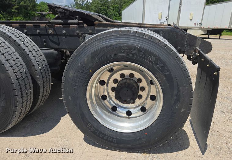 image for item DW7035 2005 Peterbilt  379 semi truck