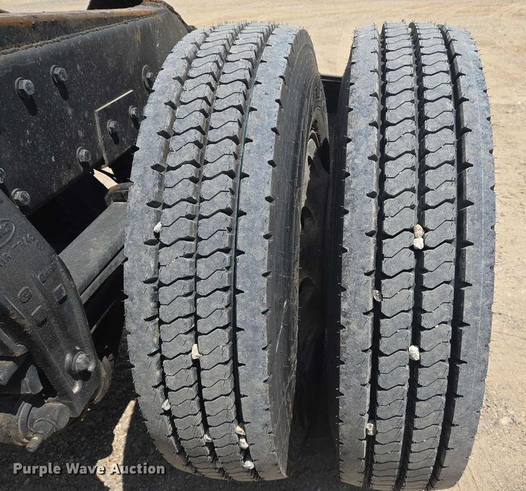 image for item DW7035 2005 Peterbilt  379 semi truck