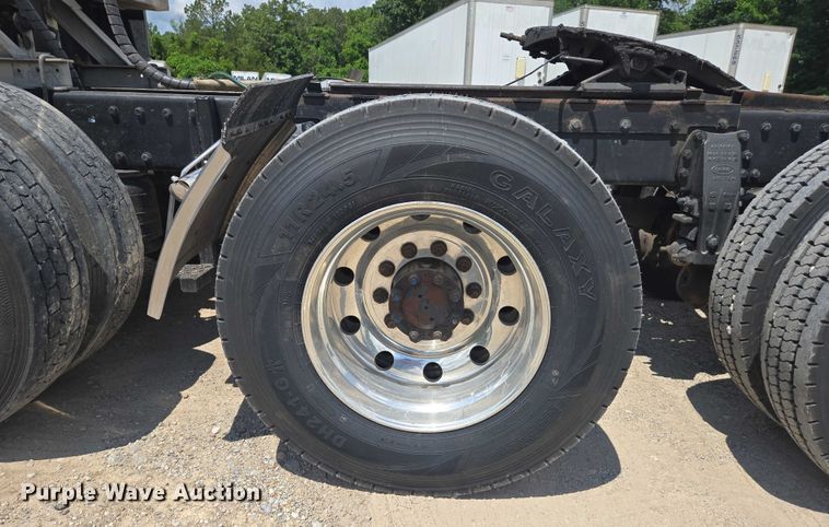 image for item DW7035 2005 Peterbilt  379 semi truck