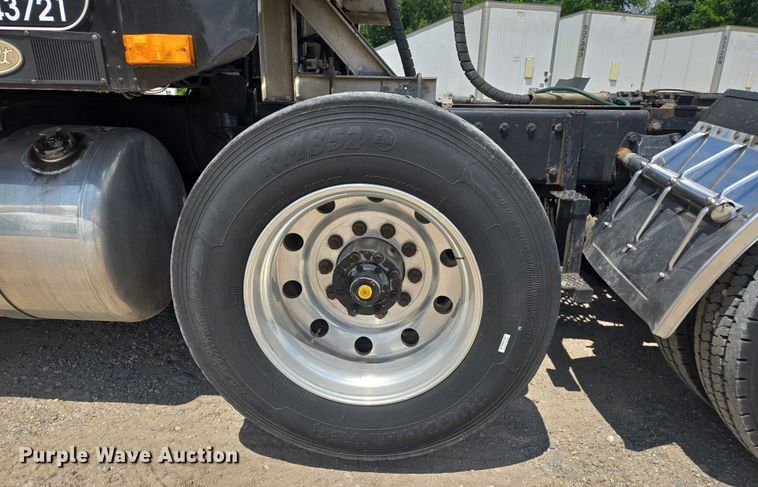 image for item DW7035 2005 Peterbilt  379 semi truck