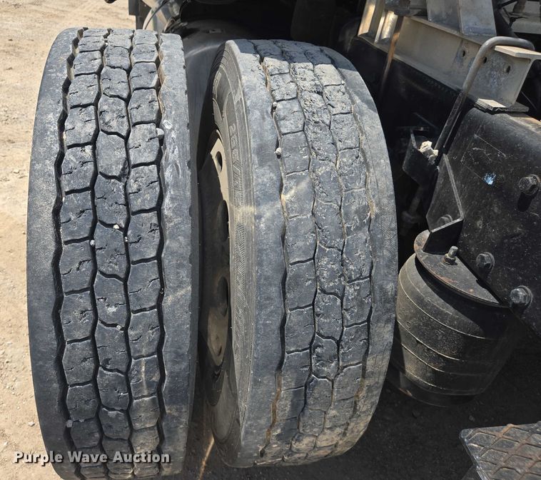 image for item DW7035 2005 Peterbilt  379 semi truck