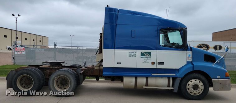 image for item DX6990 2002 Volvo VNL semi truck