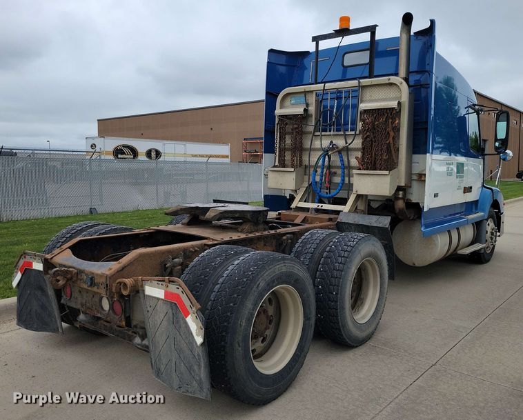 image for item DX6990 2002 Volvo VNL semi truck