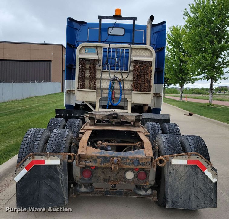 image for item DX6990 2002 Volvo VNL semi truck