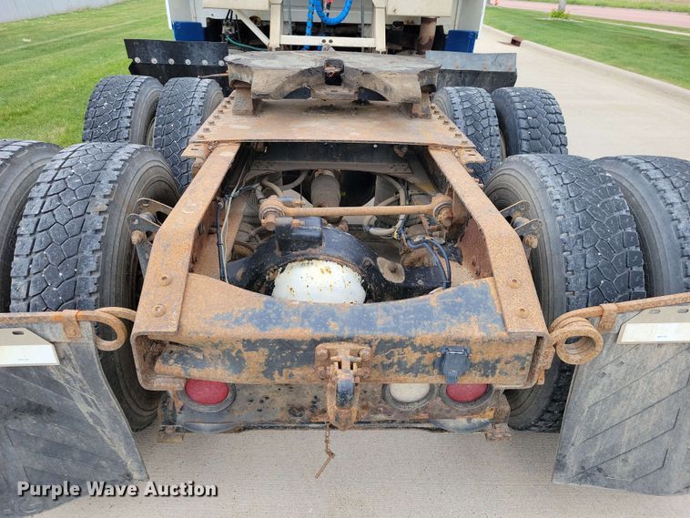 image for item DX6990 2002 Volvo VNL semi truck