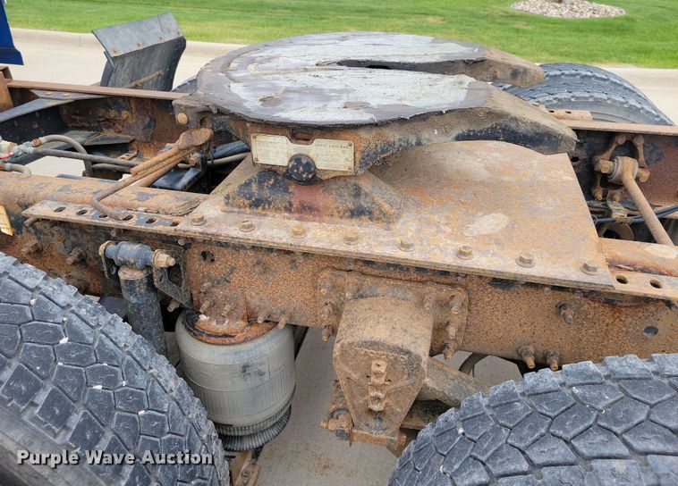 image for item DX6990 2002 Volvo VNL semi truck