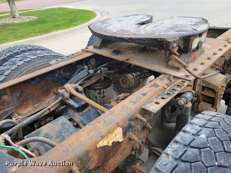 image for item DX6990 2002 Volvo VNL semi truck