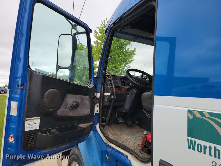 image for item DX6990 2002 Volvo VNL semi truck