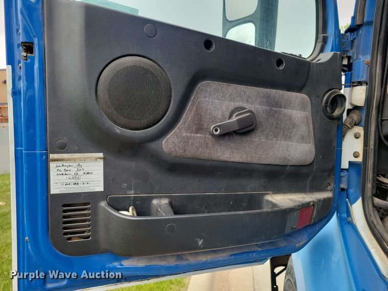 image for item DX6990 2002 Volvo VNL semi truck