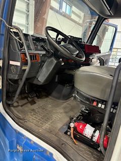image for item DX6990 2002 Volvo VNL semi truck