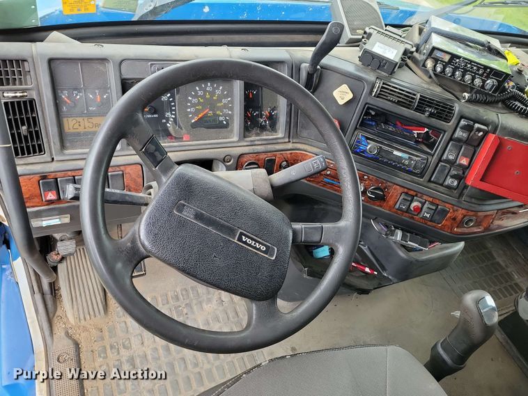 image for item DX6990 2002 Volvo VNL semi truck