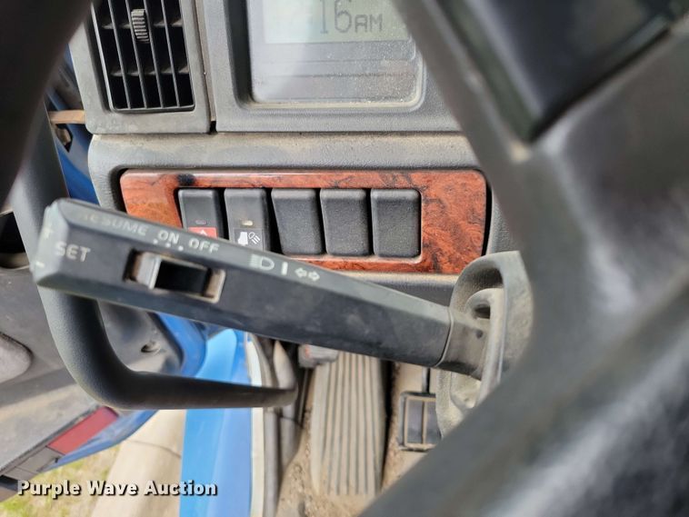 image for item DX6990 2002 Volvo VNL semi truck