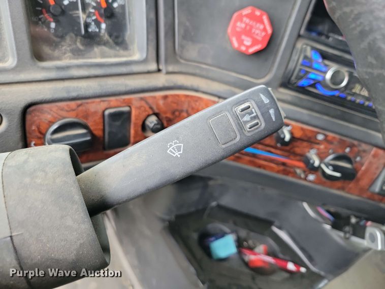 image for item DX6990 2002 Volvo VNL semi truck