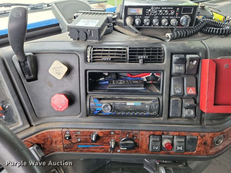 image for item DX6990 2002 Volvo VNL semi truck