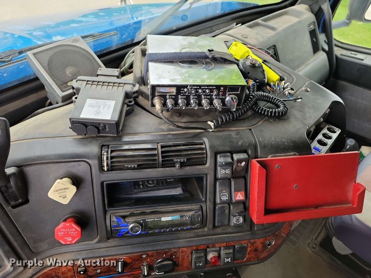 image for item DX6990 2002 Volvo VNL semi truck