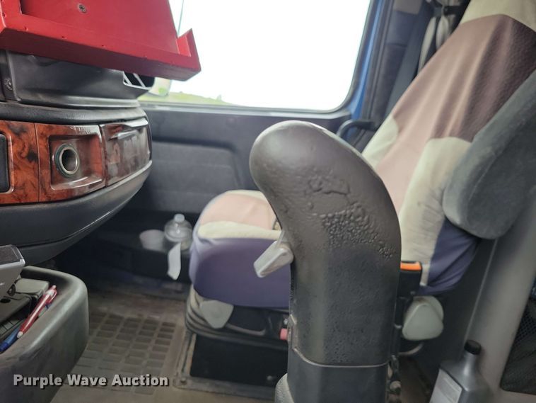 image for item DX6990 2002 Volvo VNL semi truck