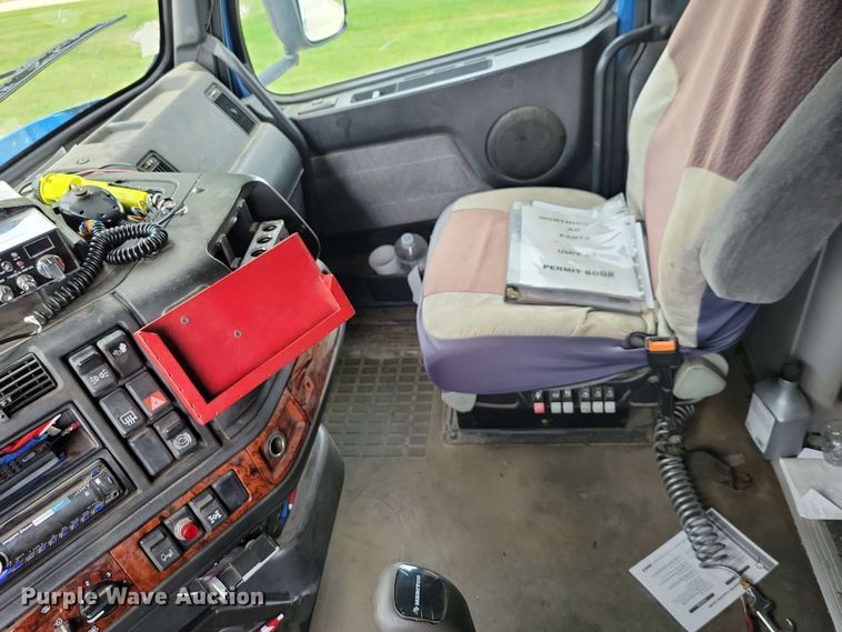 image for item DX6990 2002 Volvo VNL semi truck