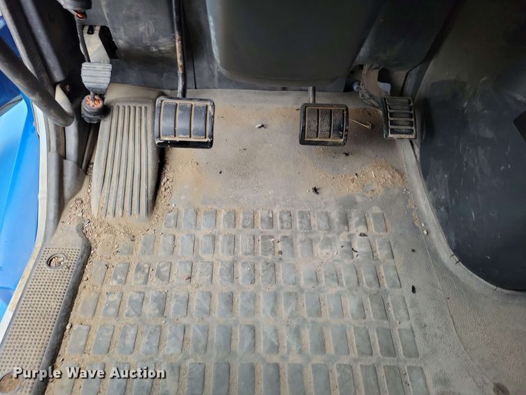 image for item DX6990 2002 Volvo VNL semi truck