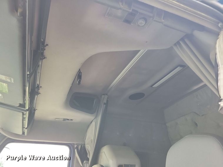 image for item DX6990 2002 Volvo VNL semi truck