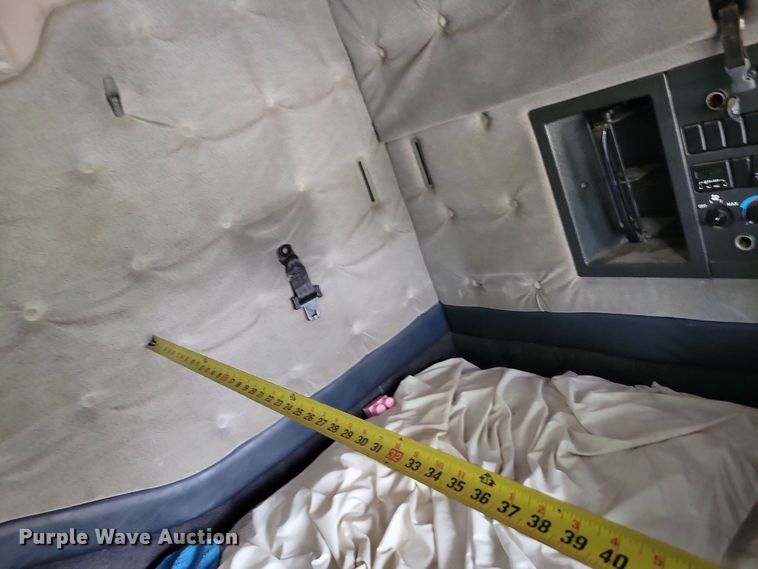 image for item DX6990 2002 Volvo VNL semi truck