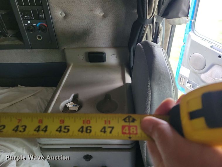 image for item DX6990 2002 Volvo VNL semi truck