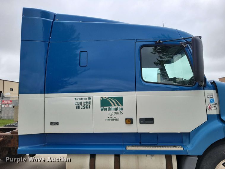 image for item DX6990 2002 Volvo VNL semi truck